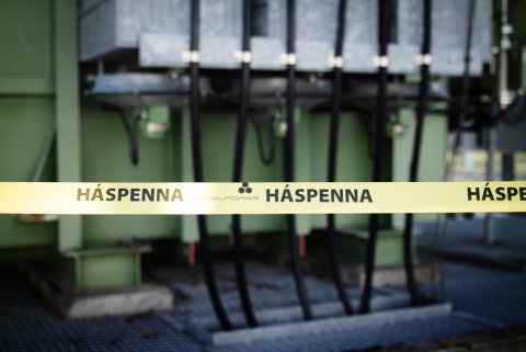 Mynd tekin þegar spennir við aðveitustöðina í Kollugerði var málaður í maí 2025. Tímafrekt verk sem &hellip;