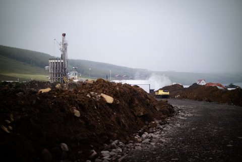 Ytri Hagi í júlímánuði. Blágrá gosmóða lá yfir svæðinu.