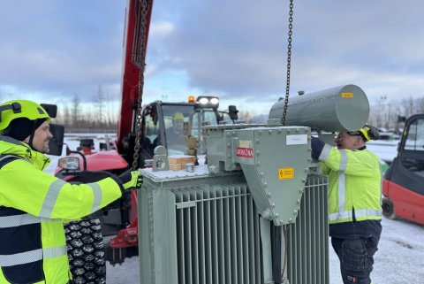 Starfsfólk Norðurorku að undirbúa spenni fyrir flutning (Mynd: Norðurorka)