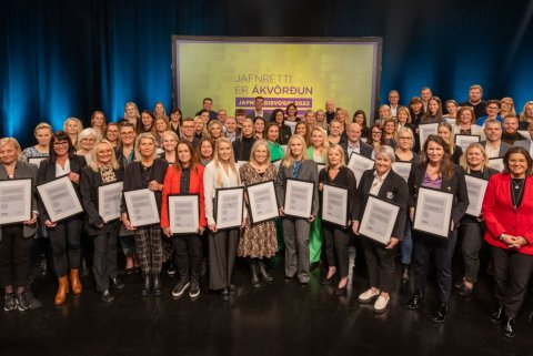 Mynd frá afhendingunni í gær. Mynd: Silla Páls.
