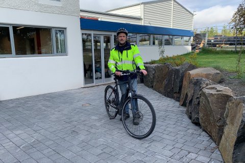 Jón Hermann Hermannsson fyrir utan hjólageymsluna sem verið er að leggja lokahönd á.