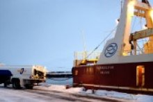 Lífdísil dælt á Björgvin EA í Dalvíkurhöfn