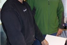 Arnaldur (t.h.) afhendir Haraldi (t.v.) gögnin