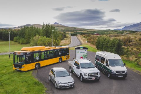 Metanbílar í eigu Norðurorku og Akureyrarbæjar við afgreiðslustöð metans við Súluveg.
