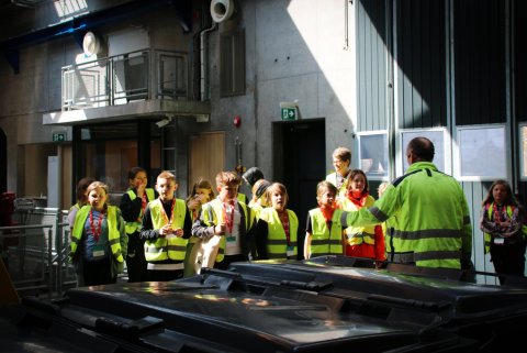 Fróðleiksfúsir nemendur í Vísindaskóla unga fólksins í heimsókn í hreinsistöðinni við Sandgerðisbót.…