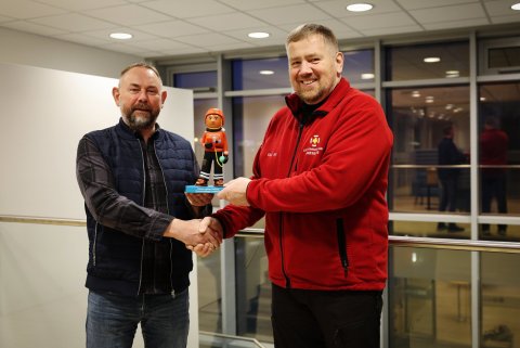 Eyþór Björnsson, forstjóri Norðurorku, tekur við stóra Neyðarkallinum úr höndum Einars Inga Hermanss…