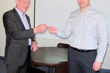 Ágúst Torfi (t.h.) afhendir Helga lyklavöldin