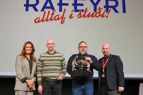 Guðný Helga Herbertsdóttir forstjóri VÍS, Hannes Garðarsson skrifstofu-, öryggis- og gæðastjóri hjá …