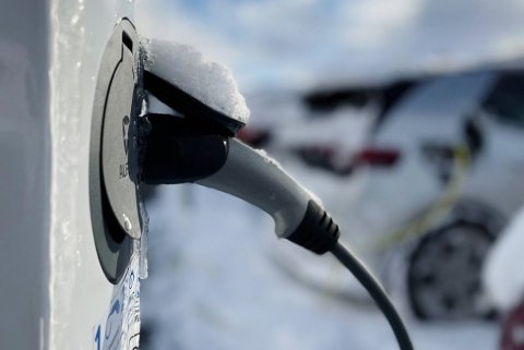 Mynd af rafbíl í hleðslu.