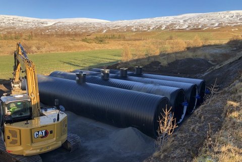 Búið að koma fjórum af sex nýjum vatnstönkum fyrir við Sunnuhlíð á Svalbarðsströnd. (Mynd: Hörður Ha…