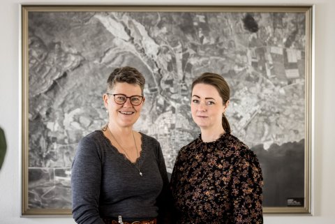 Anna María Sigurðardóttir og Guðlaug Erla Ágústsdóttir á teiknistofu Norðurorku.