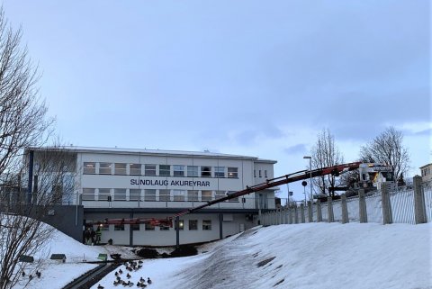 Háspennuskápur hífður inní dreifistöð - krefjandi aðstæður